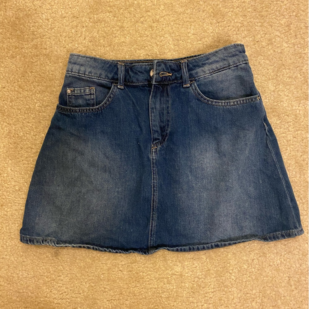 dark wash mini skirt y2k vibes 😚